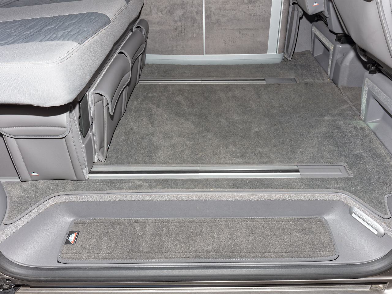 Dywan welurowy Titanium Black VW T5 T6 T6.1 California Beach