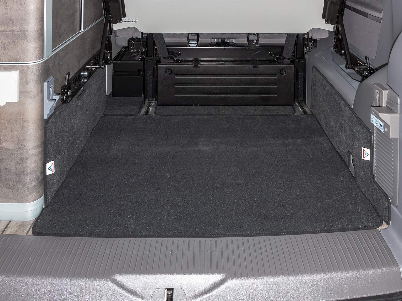 Dywan welurowy Titanium Black do bagażnika VW California