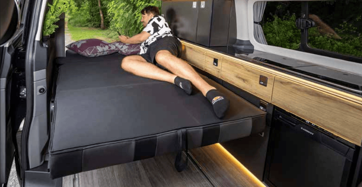 Kanapa V3000 z wysuwaną szufladą na bagaż i wyposażenie VW T7 Transporter